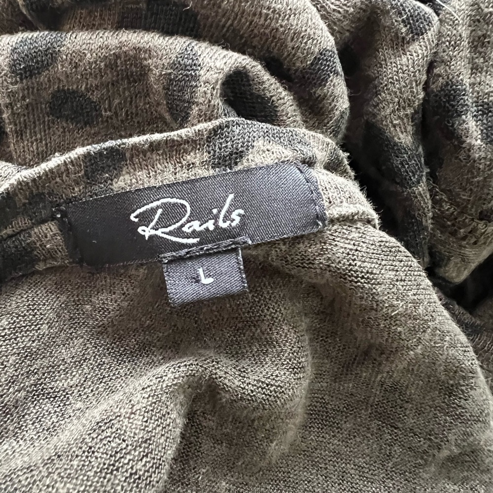 Rails Sami Olive Cheetah Long Sleeve V Neck - Large - Picture 6 of 7